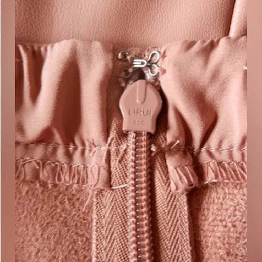 NEW WITH TAGS
ABERCROMBIE & FITCH
VEGAN LEATHER SKIRT - Picture 6 of 6
